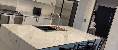 Mikrobølgeovn, ovn, kokeplater og kaffetrakter/tekoker