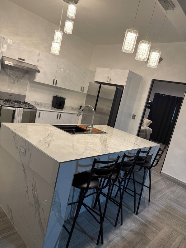 Mikrowelle, Ofen, Herdplatte, Wasserkocher mit Kaffee-/Teezubehör