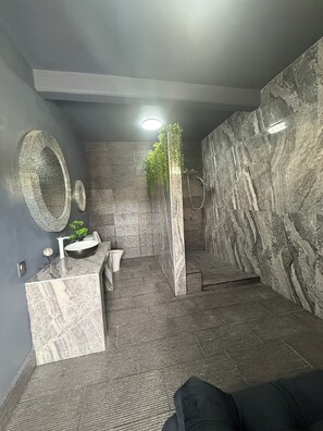 Haartrockner, Handtücher, Seife, Toilettenpapier