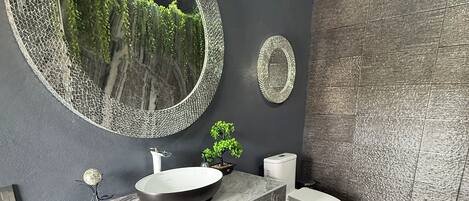 Haartrockner, HandtĂŒcher, Seife, Toilettenpapier