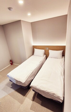 Habitació doble o amb dos llits individuals, vistes a la ciutat | Espai de treball apte per a portàtils, wifi gratuïta i roba de llit 