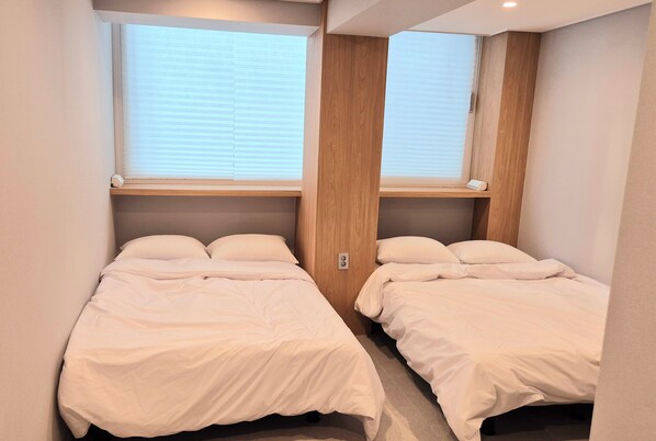 Habitació doble familiar, vistes a la ciutat | Espai de treball apte per a portàtils, wifi gratuïta i roba de llit 