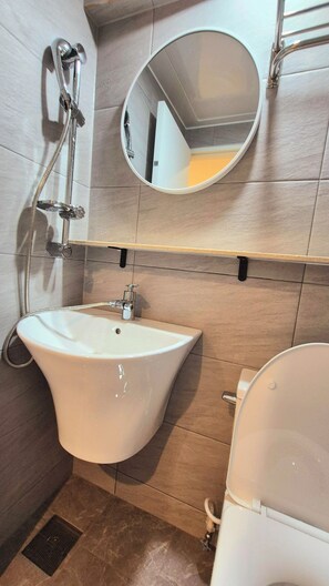 Habitació doble o amb dos llits individuals, vistes a la ciutat | Bany | Dutxa, assecador de cabells, tovalloles i sabó 