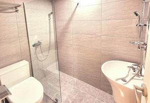 Family Double Room, City View | Bathroom