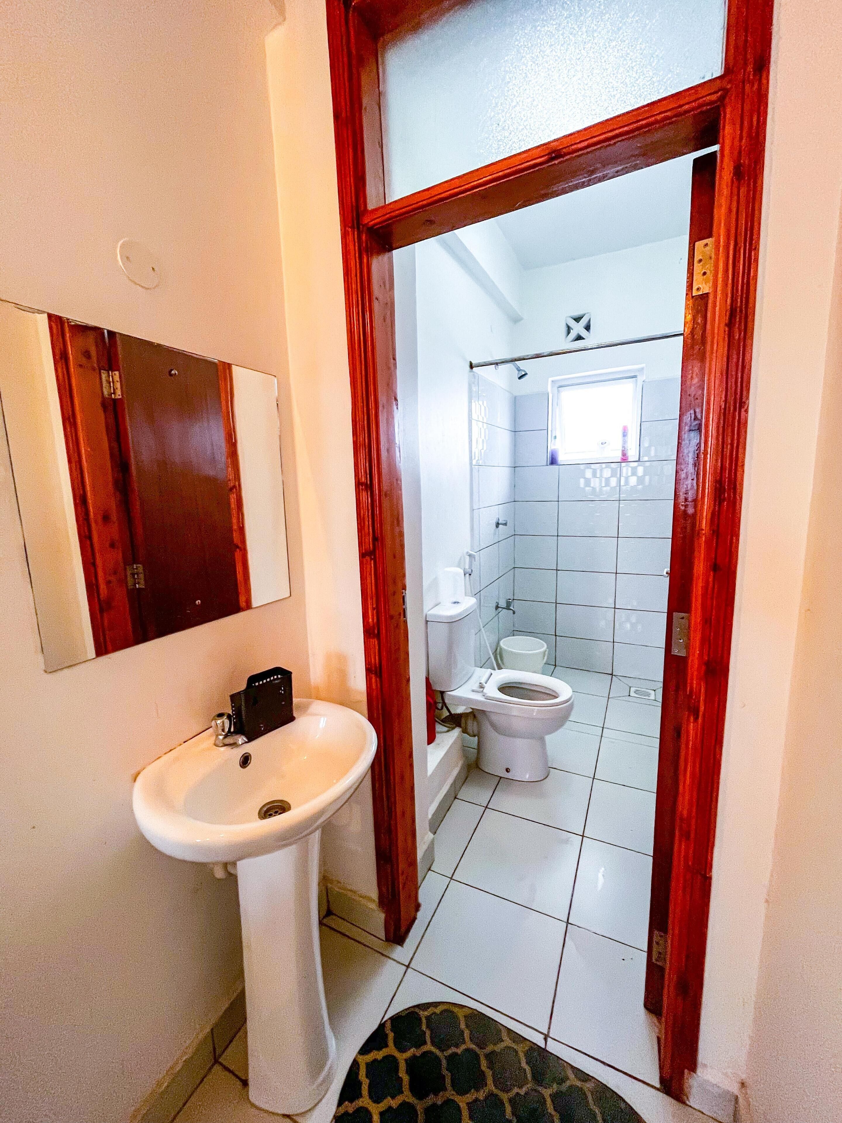 Een douche, handdoeken, zeep, toiletpapier