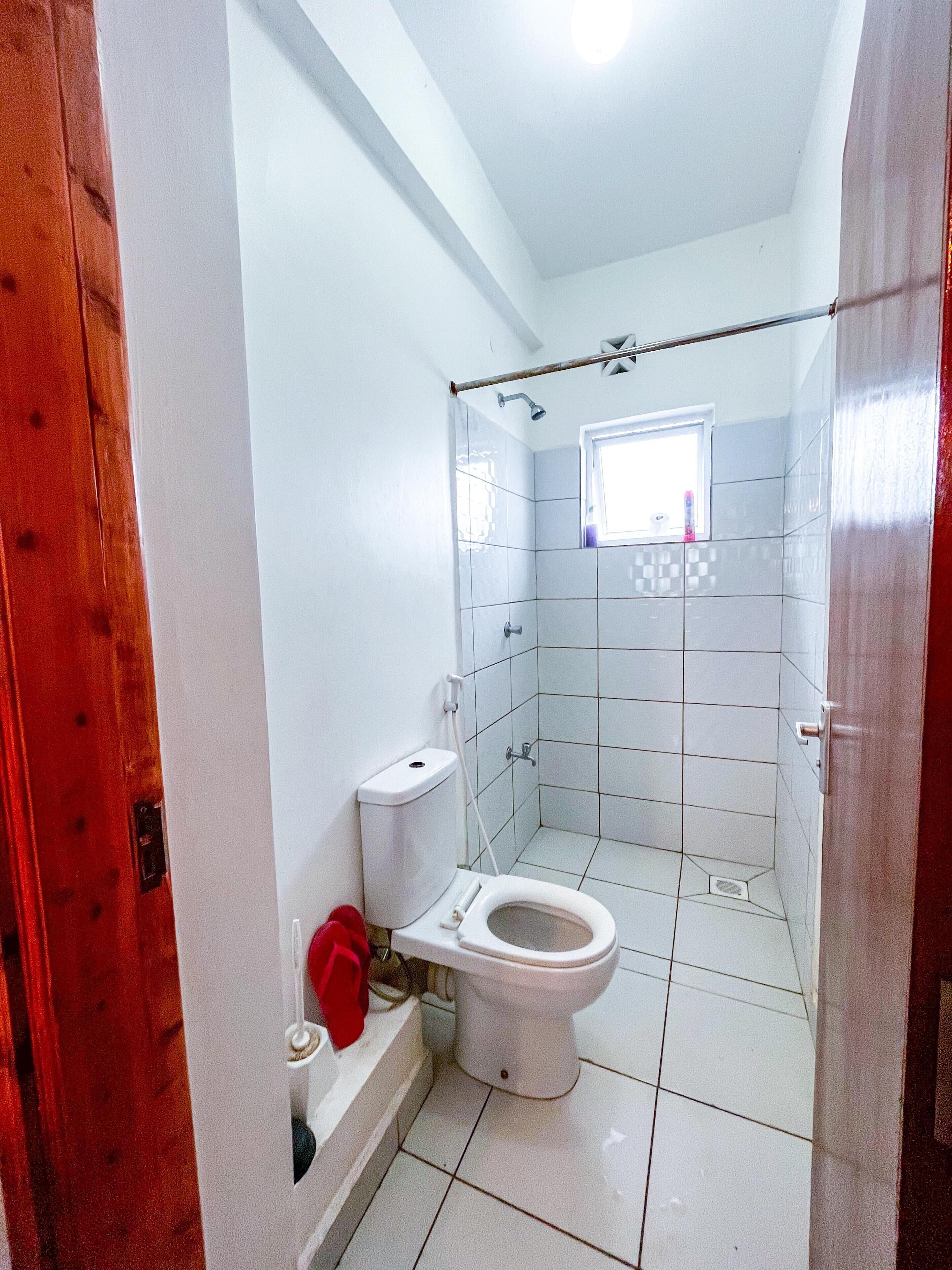 Regadera, toallas, jabón, papel de baño 