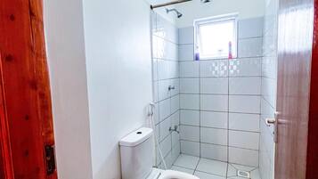 Regadera, toallas, jabón, papel de baño