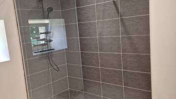Dusche, Haartrockner, Handtücher, Toilettenpapier