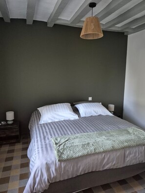 2 bedrooms, iron/ironing board, internet, bed sheets