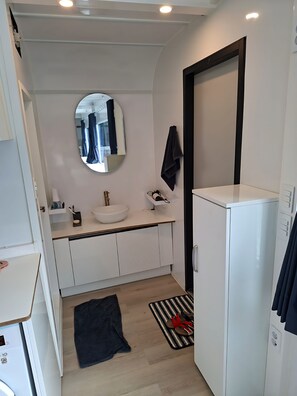 Suihku, hiustenkuivaaja, bidee, pyyhkeet