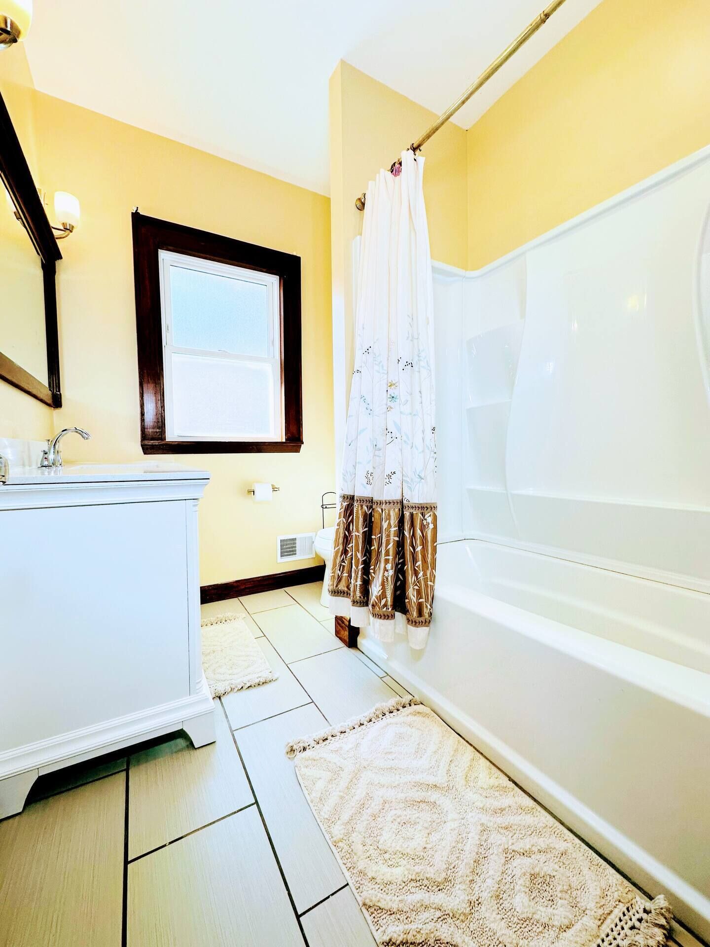 Haartrockner, Handtücher, Seife, Toilettenpapier