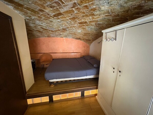 1 bedroom, iron/ironing board, internet
