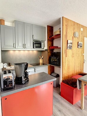 Micro-ondes, lave-vaisselle, cafetière/bouilloire, grille-pain