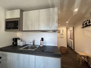 Kjøleskap, mikrobølgeovn, ovn og oppvaskmaskin