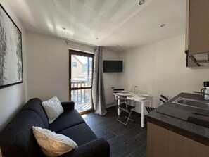 Living area - 200m from resort center, 1st floor, view village, balcony, tv, ski locker, 20m², Montgenèvre (Montgenèvre)