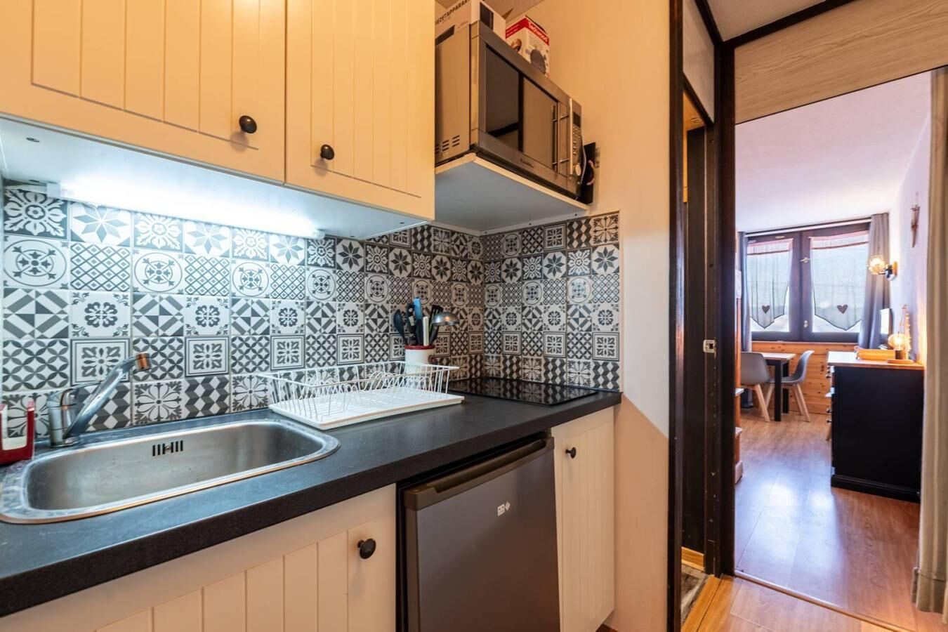 Frigorífic, microones, forn i cafetera i tetera 