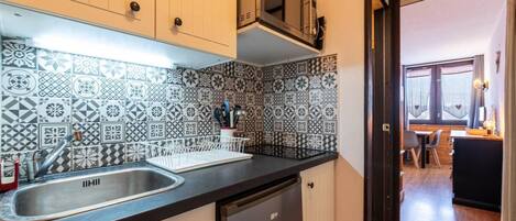 Frigorifero, microonde, forno, macchina per tè/caffè