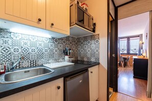 Fridge, microwave, oven, coffee/tea maker