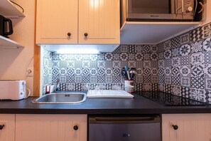 Kjøleskap, mikrobølgeovn, ovn og kaffetrakter/tekoker