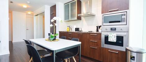 Réfrigérateur, micro-ondes, four, plaque de cuisson