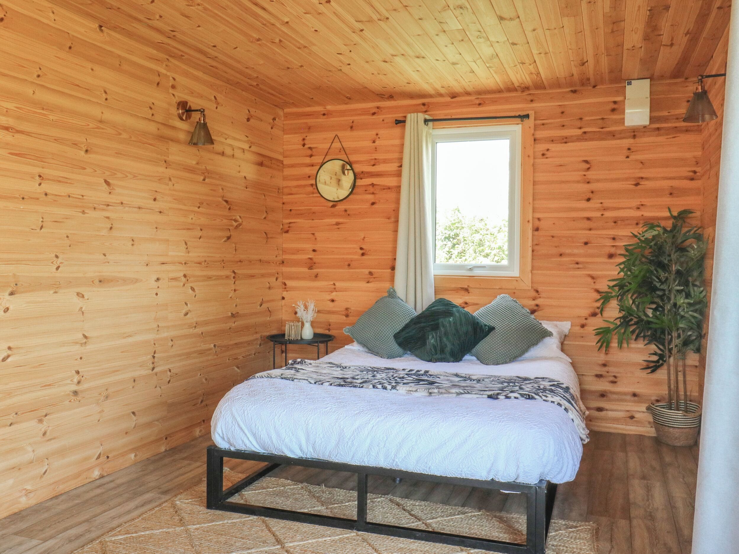 1 bedroom, individually decorated, individually furnished