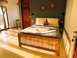 5 quartos, escrivaninha, ferros/tábuas de passar roupa
