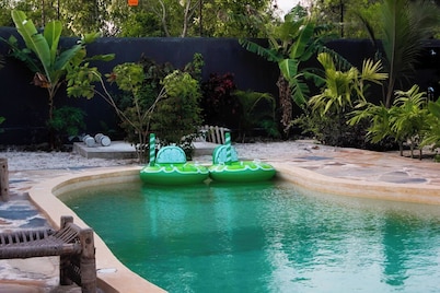 Private Villa with pool & tropical garden. 8 minutes' drive to Paje beach.
