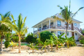 Exterior - Private Villa with pool & tropical garden. 8 minutes' drive to Paje beach. (Paje)