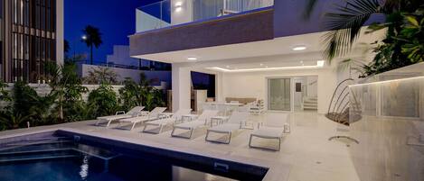 حمّام سباحة مُدفَّأ