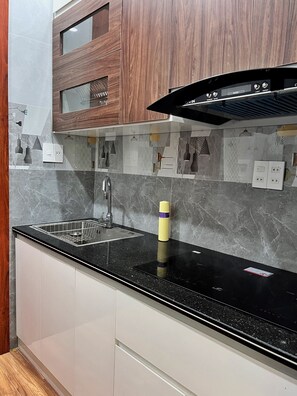 Luxury Double Room, City View | Private kitchen