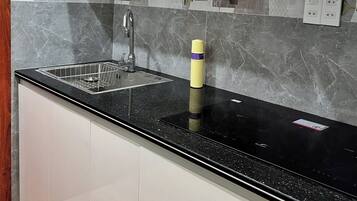 Luxury Double Room, City View | Private kitchen | Fridge, stovetop, cookware/dishes/utensils, dining tables