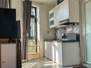 Deluxe-Doppelzimmer, Stadtblick | Eigene Küche | Kühlschrank, Herdplatte, Kochgeschirr/Geschirr/Besteck, Esstisch