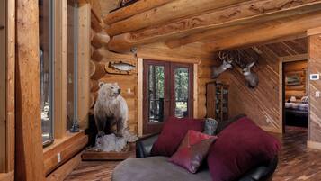 Cabin, Multiple Beds, Patio, Mountain View (Little Deschutes Wildlife Lodge) | Interior