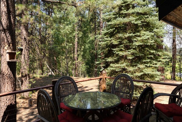 Mökki, useita sänkyjä, patio, vuoristonäköala (Little Deschutes Wildlife Lodge) | Ulkoruokailutilat