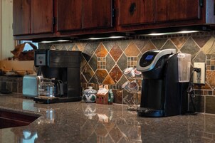 Cabin, Berbilang Katil, Patio, Mountain View (Little Deschutes Wildlife Lodge) | Bahagian dalam