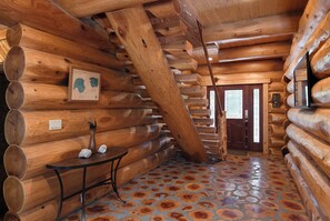 Ferienhütte, Mehrere Betten, Terrasse, Bergblick (Little Deschutes Wildlife Lodge) | Innenbereich