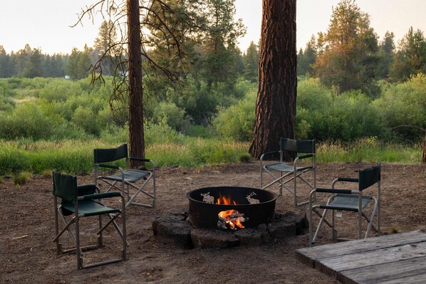 Cabane, plusieurs lits, patio, vue montagne (Little Deschutes Wildlife Lodge) | Enceinte de l’hébergement