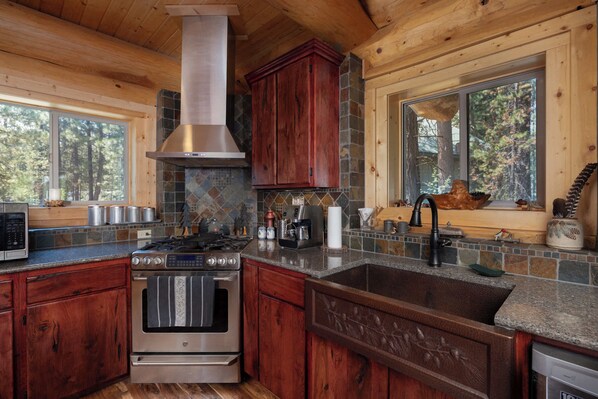 Baita, letti multipli, patio, vista montagna (Little Deschutes Wildlife Lodge) | Cucina privata | Frigorifero, microonde, forno, piano cottura