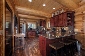 Ferienhütte, Mehrere Betten, Terrasse, Bergblick (Little Deschutes Wildlife Lodge) | Eigene Küche | Kühlschrank, Mikrowelle, Ofen, Herdplatte