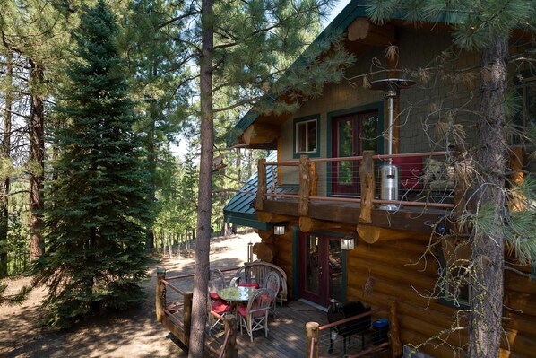 Outdoor dining - Little Deschutes Wildlife Lodge - Nature's Cabin (La Pine)