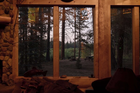 Ferienhütte, Mehrere Betten, Terrasse, Bergblick (Little Deschutes Wildlife Lodge) | Innenbereich