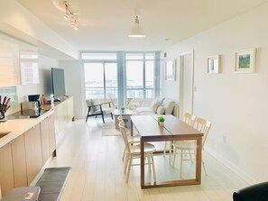 Dining - Lakeview 2B2B Modern Condo/FreeParking (Toronto)