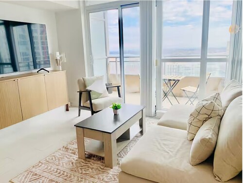 Lakeview 2B2B Modern Condo/FreeParking