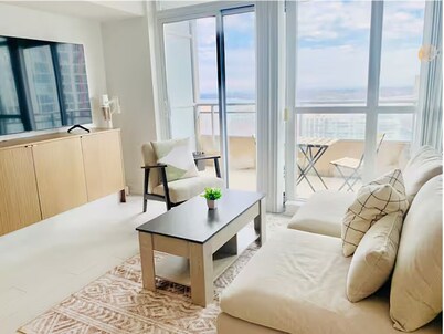 Lakeview 2B2B Modern Condo/FreeParking