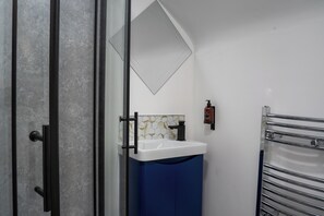 Hair dryer, towels, soap, toilet paper - Upbeat Jungle Loft Apartment (Derby)