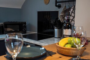 Microwave, oven, stovetop - Upbeat Jungle Loft Apartment (Derby)