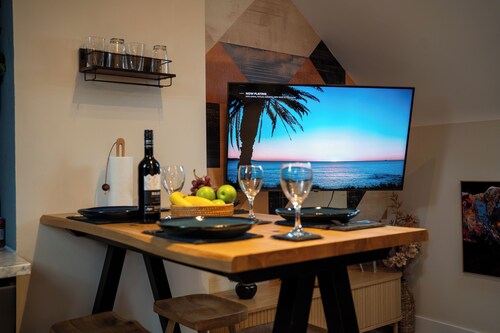 Upbeat Jungle Loft Apartment