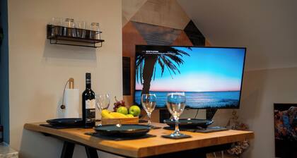 Upbeat Jungle Loft Apartment