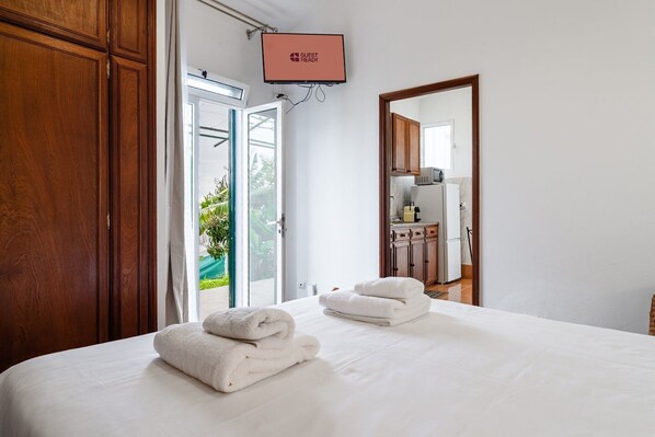 1 habitación, tabla de planchar con plancha, internet y ropa de cama 