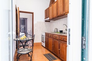 Jääkaappi, mikroaaltouuni, uuni, kahvin-/teenkeitin